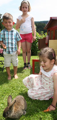 Kinder beim Spielen auf dem Ferienhof Blehle in Missen-Wilhams im Allgäu